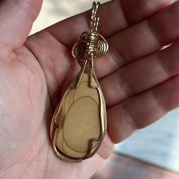 Gold tone wire wrapped semi-precious teardrop stone pendant - Picture 2 of 10